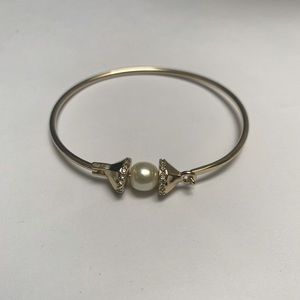 Gold tone bracelet with pearl